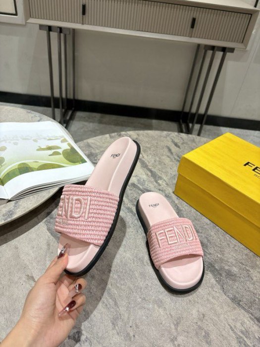 Шлепанцы женские фото 6