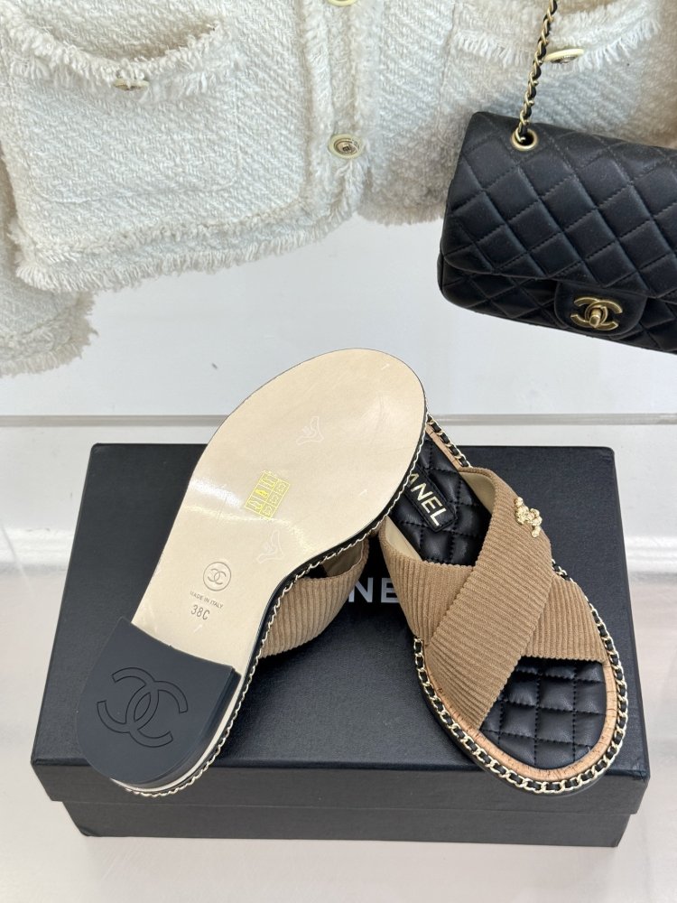 Шльопанці жіночі фото 9