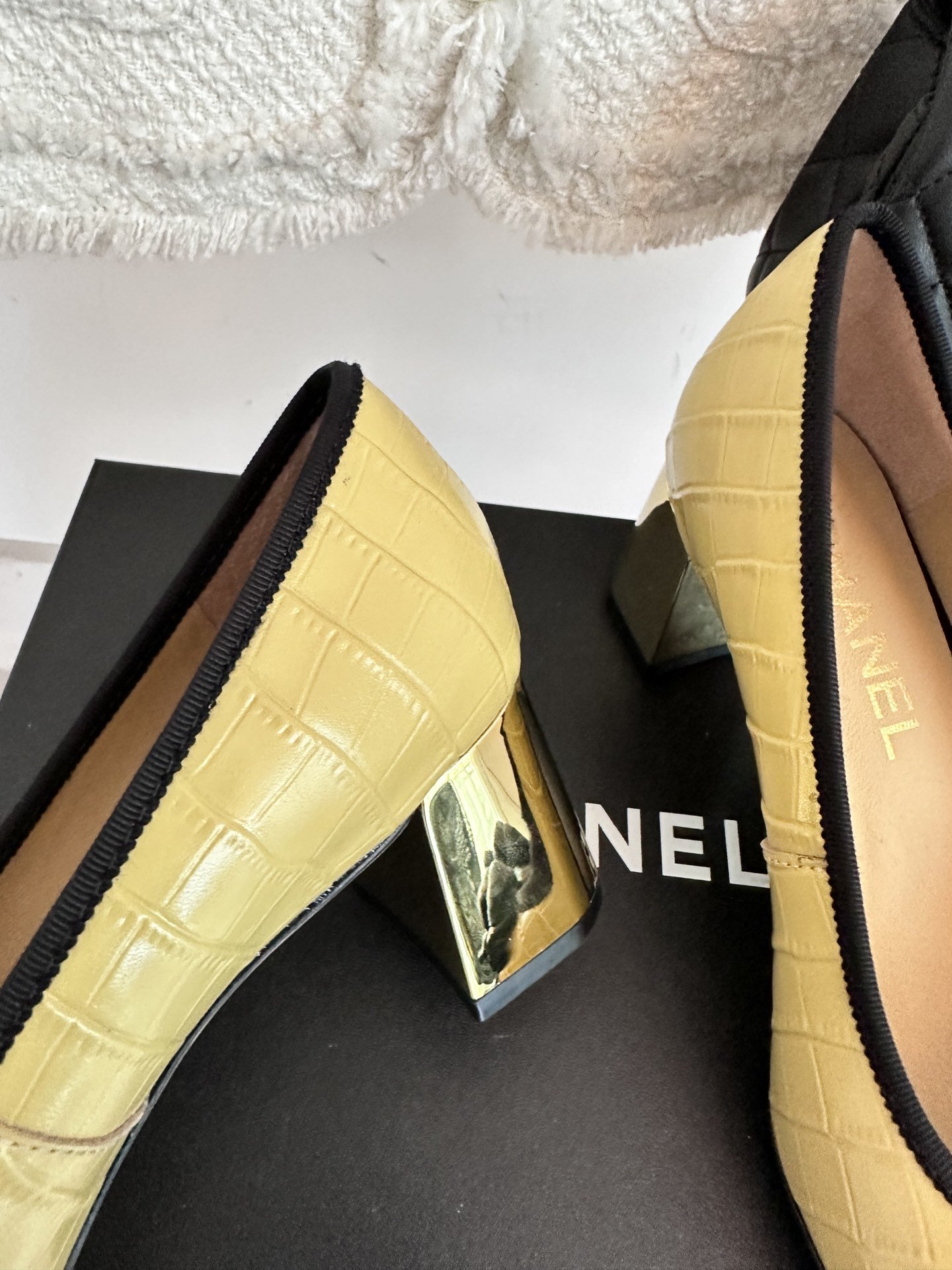 Shoes women's beige leather on металическом heel фото 8