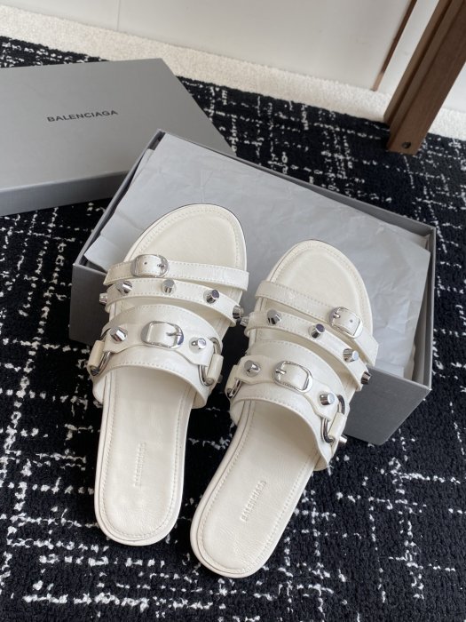 Шлепанцы женские фото 4