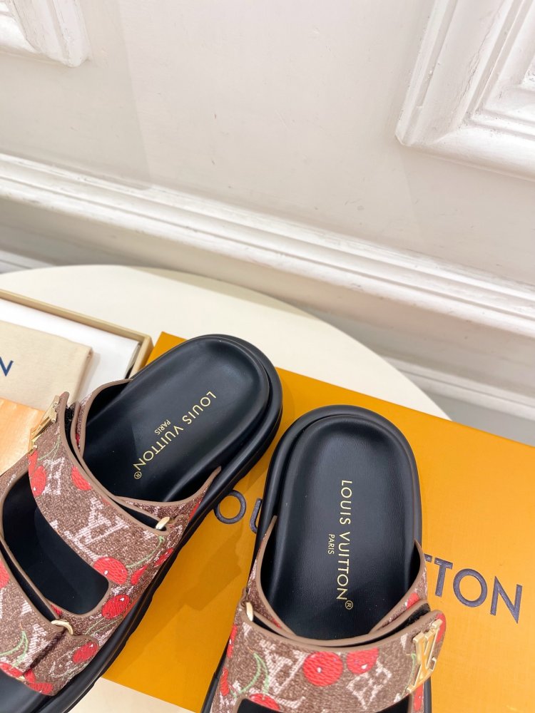 Шльопанці жіночі фото 7