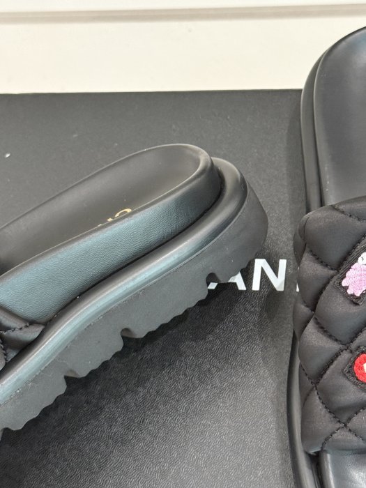 Шлепанцы фото 6