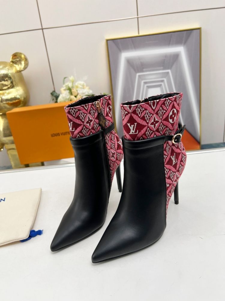 Ankle boots on stud фото 2