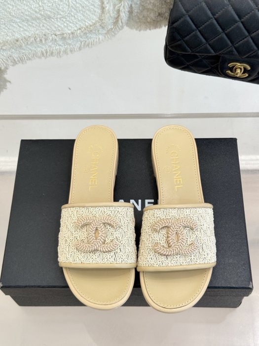 Шлепанцы женские фото 4