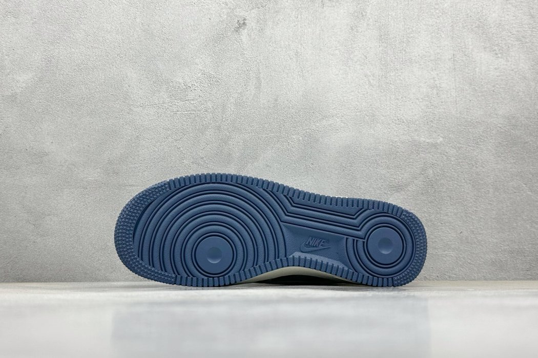 Кроссовки Nike Air Force 1 Low 07 x Louis Vuitton фото 4