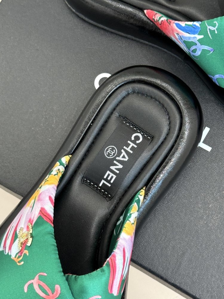 Шлепанцы женские фото 8