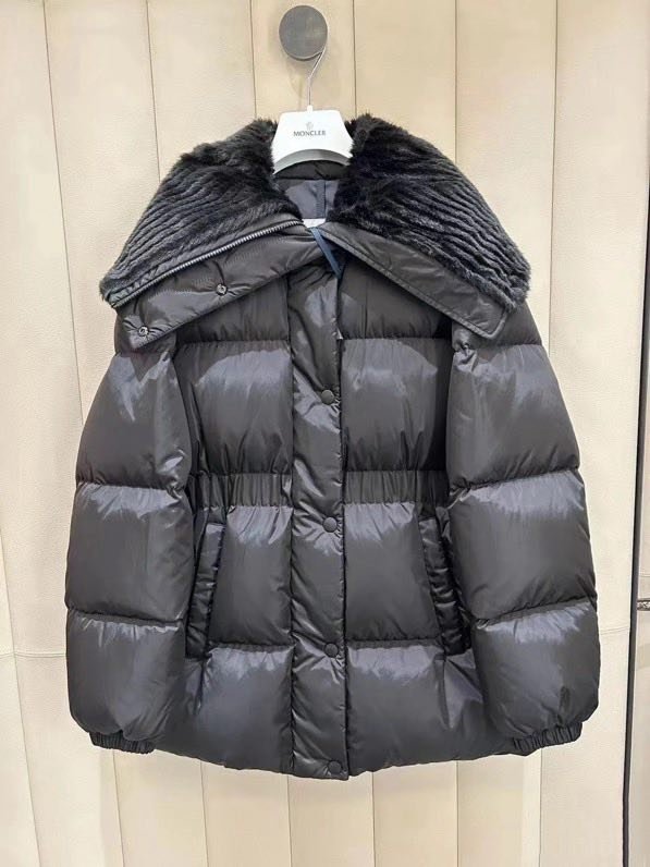 Пуховик жіночий