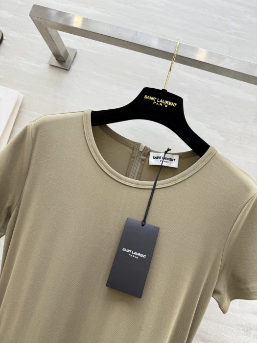 Платье средней длины с короткими рукавами и поясом фото 5