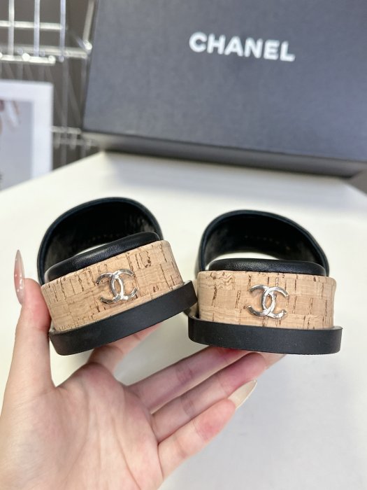 Шлепанцы женские фото 8