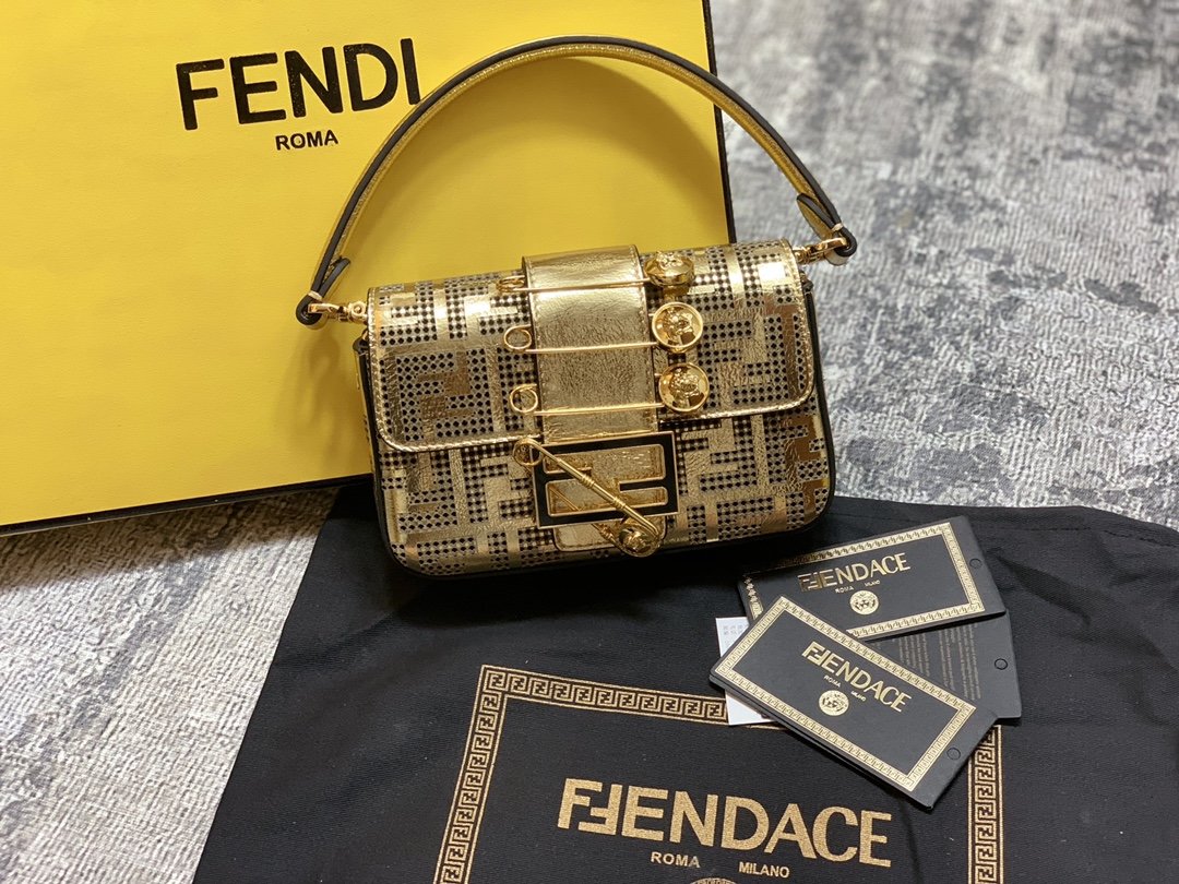 Сумка Baguette из коллекции Versace by Fendi 20 см