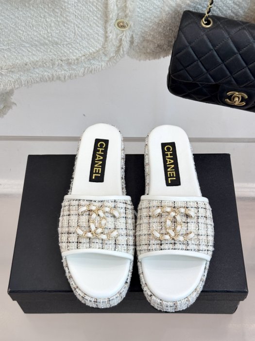 Шлепанцы женские фото 4