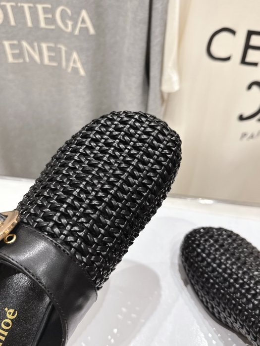 Шльопанці жіночі фото 8