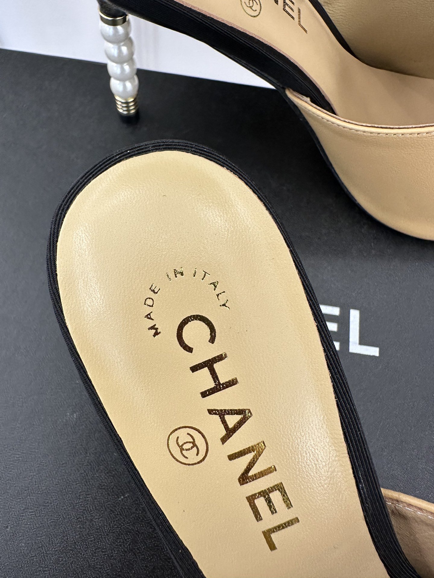 Sandals on pearly heel фото 5