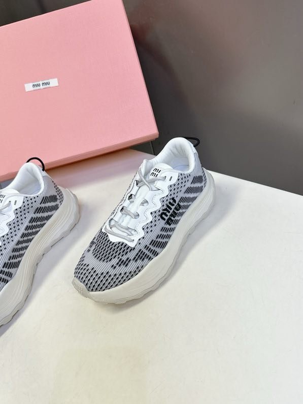 Кроссовки женские фото 5