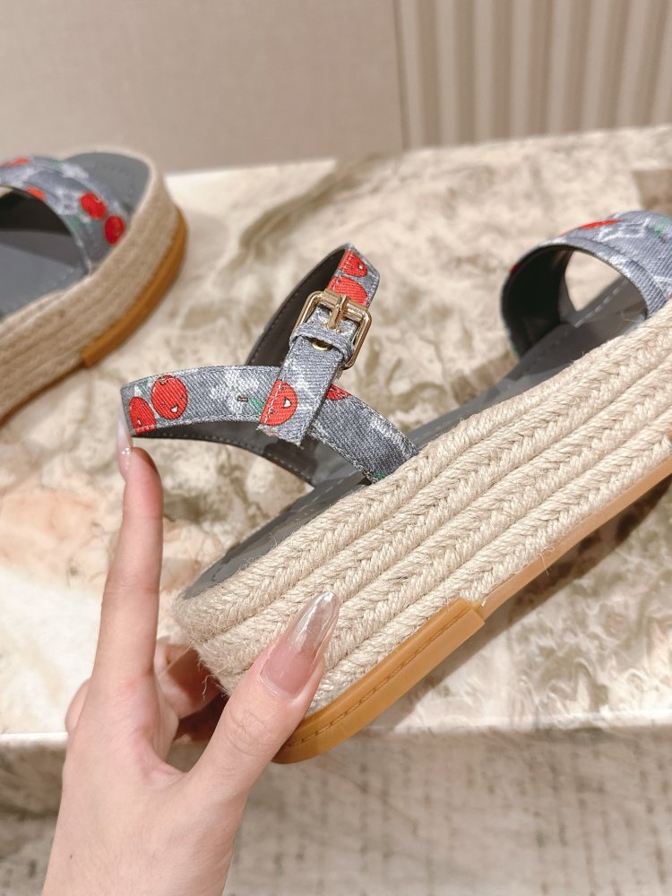 Сандалі жіночі фото 6