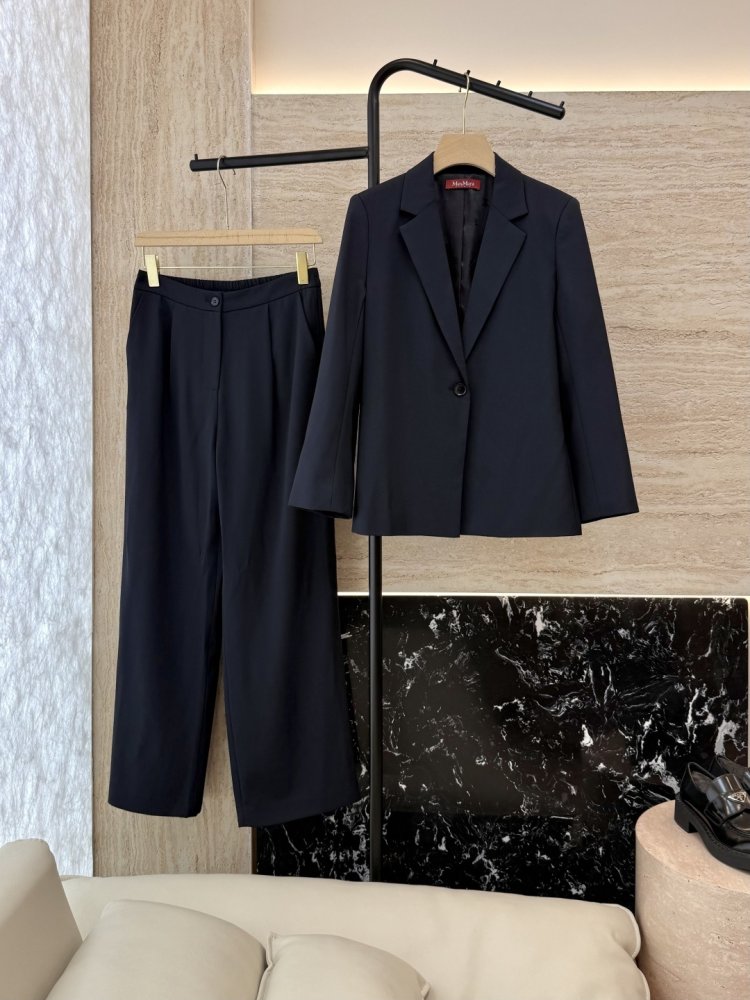 Костюм жіночий