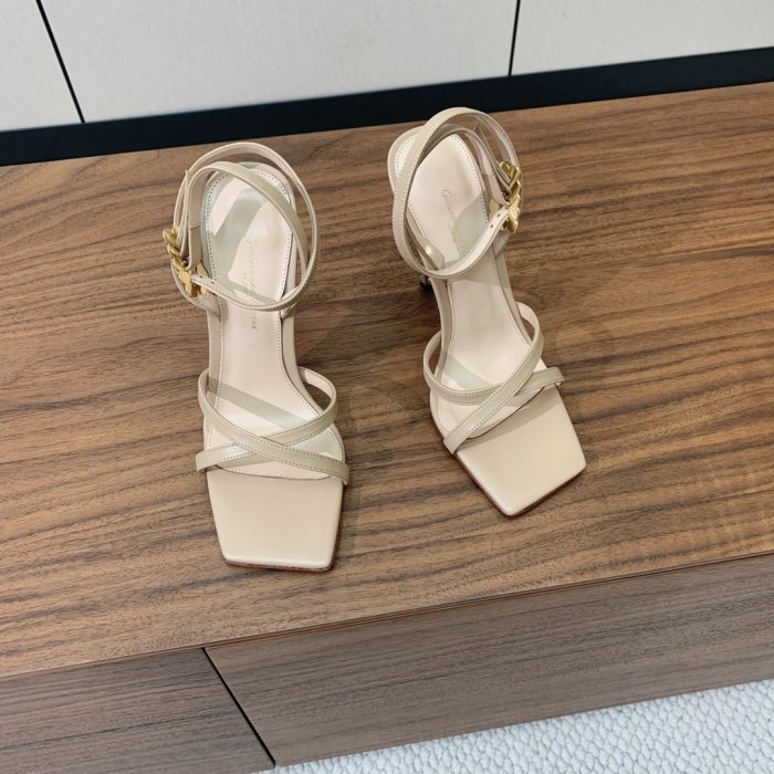 Босоножки фото 5