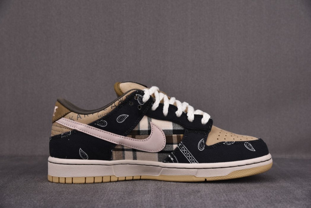 Sneakers Travis Scott x Nike SB Dunk Low TS фото 2