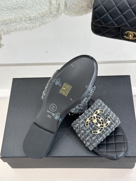 Шлепанцы женские фото 9