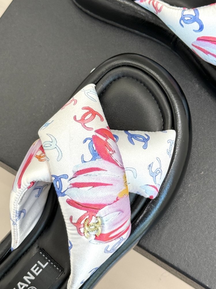 Шльопанці жіночі фото 7