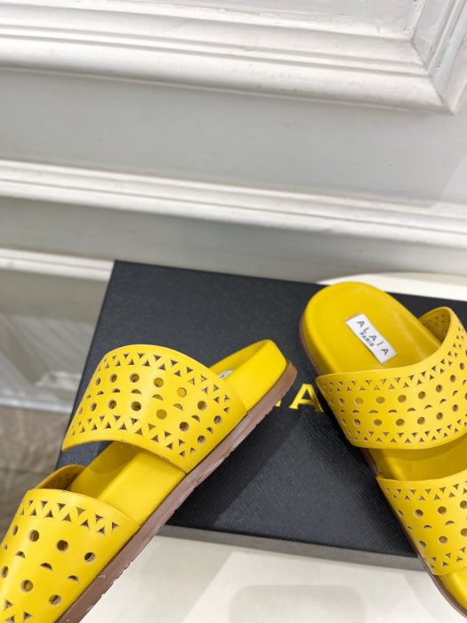 Шлепанцы женские фото 7