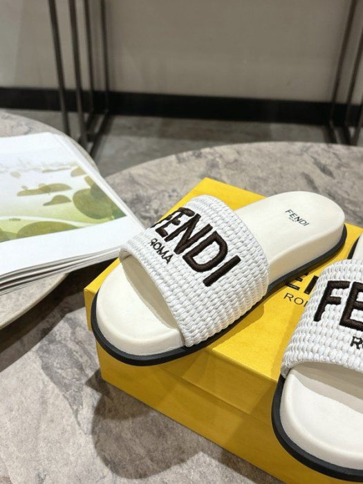 Шлепанцы женские фото 7