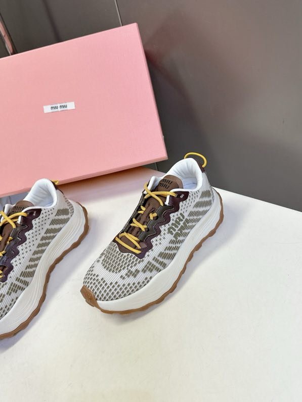 Кроссовки женские фото 2