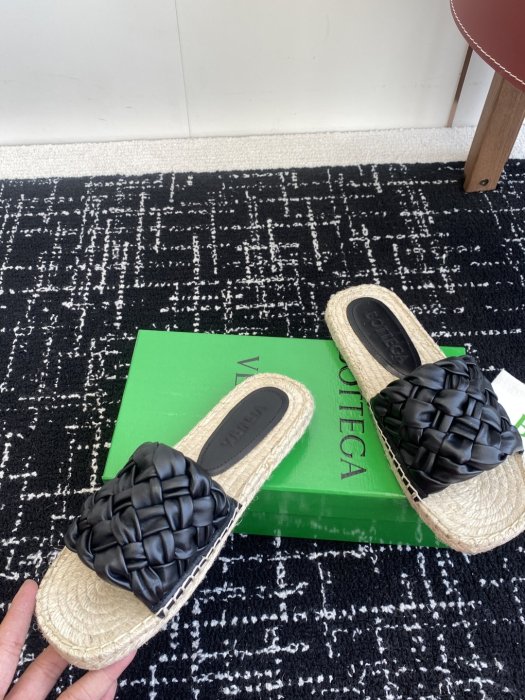 Шлепанцы женские фото 7