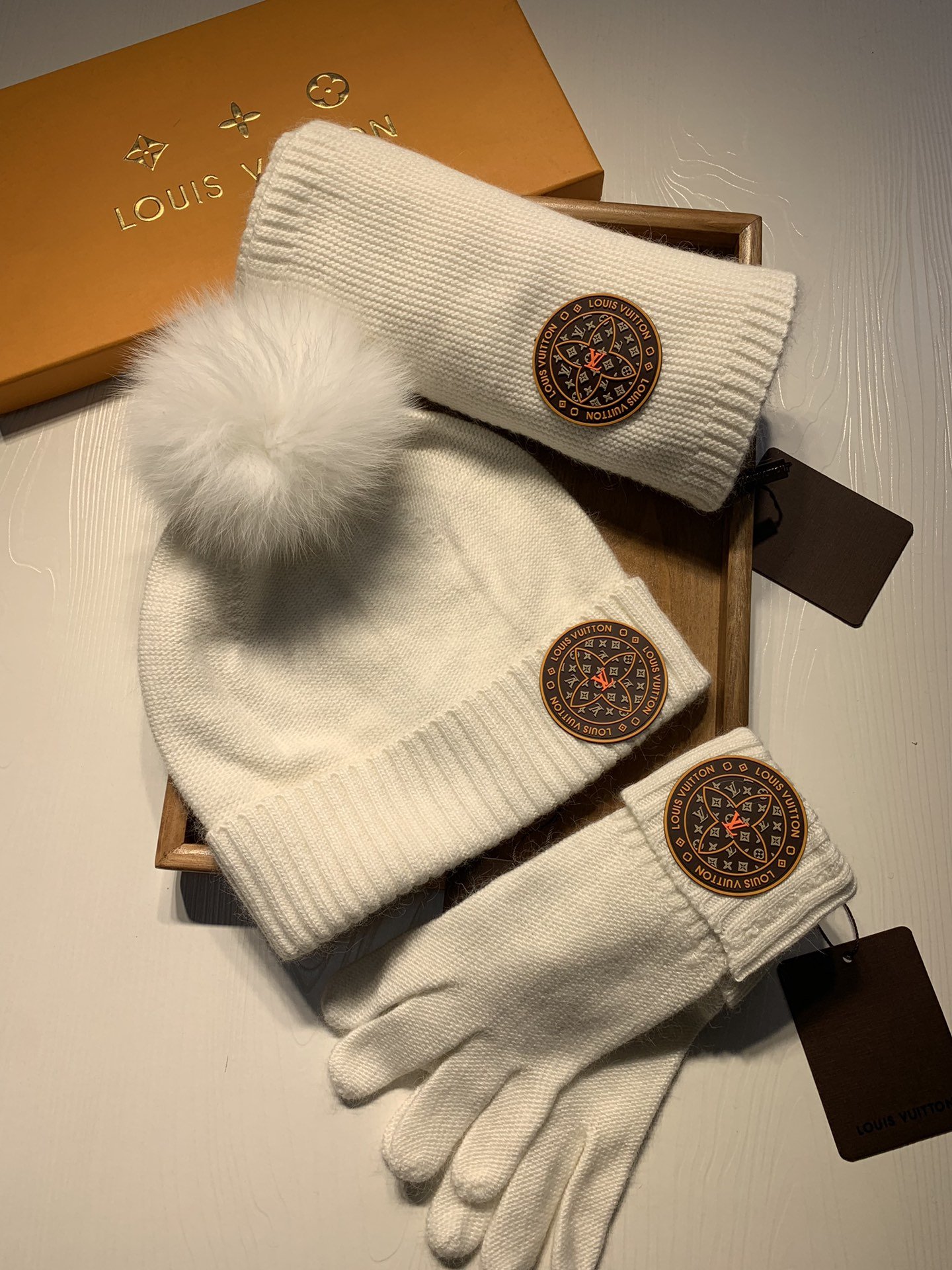 Woolen set a cap, gloves and scarf