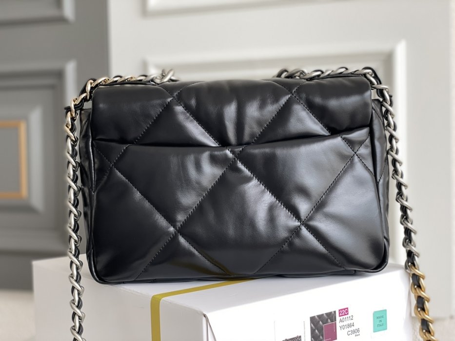 A bag Chanel 19 across shoulder from chain, black фото 3