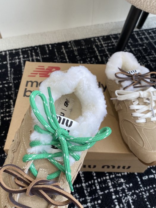 Sneakers on fur women's Miu Miu x New Balance 530 фото 7