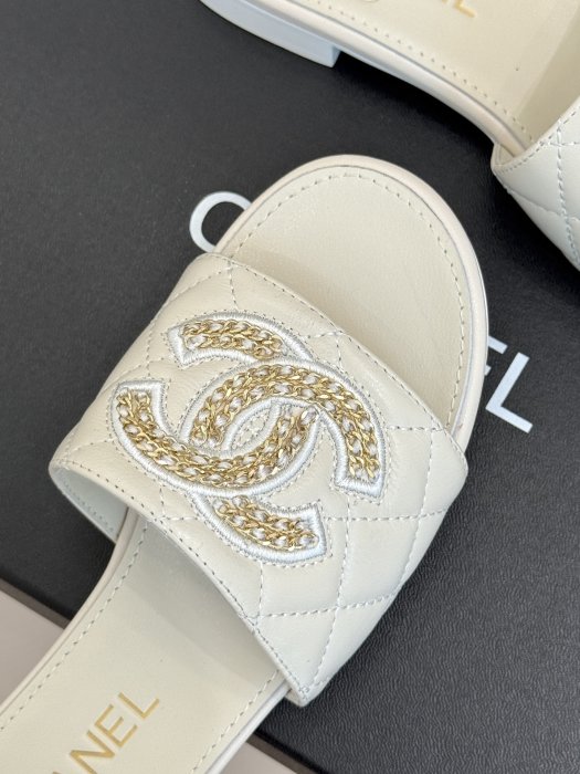 Шлепанцы женские фото 7