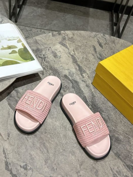 Шлепанцы женские фото 4