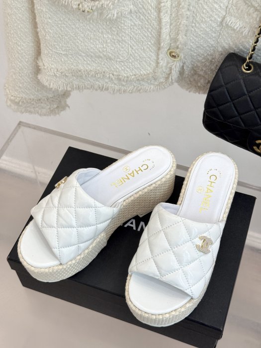 Шлепанцы женские фото 2