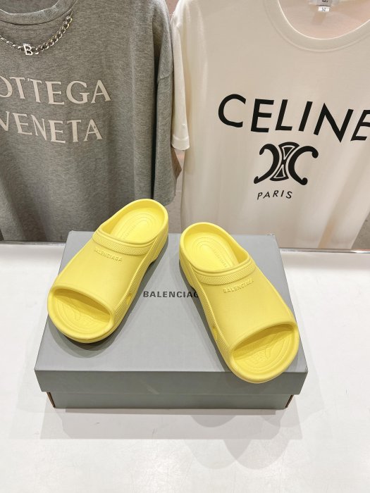 Шлепанцы фото 3