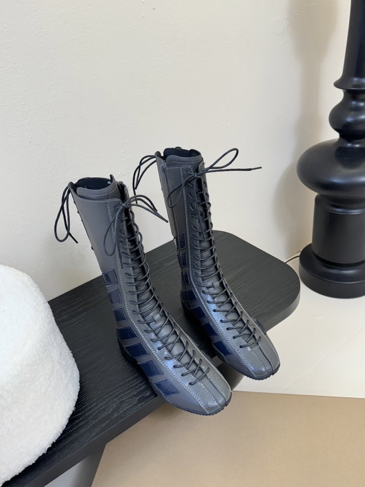 Чоботи жіночі на шнурівці