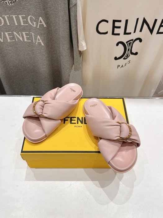 Шлепанцы женские фото 2