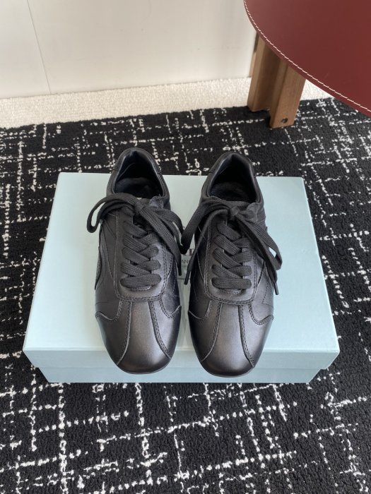 Кроссовки женские