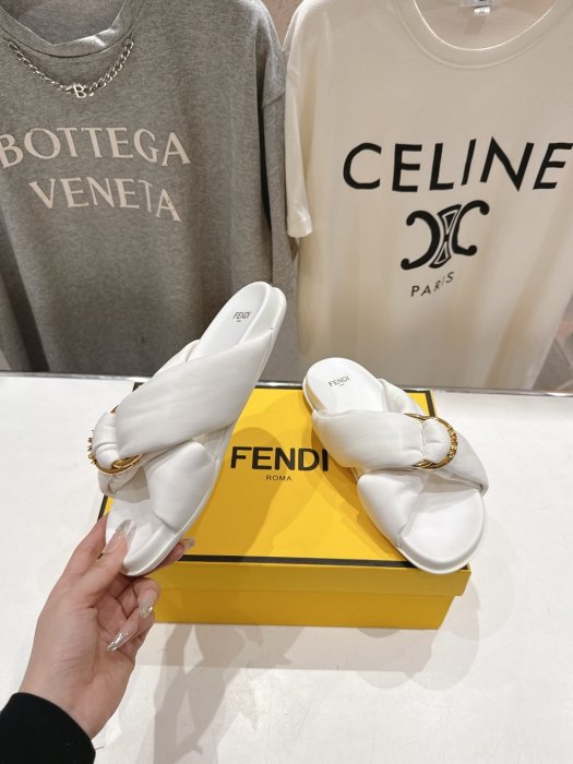 Шлепанцы женские фото 4