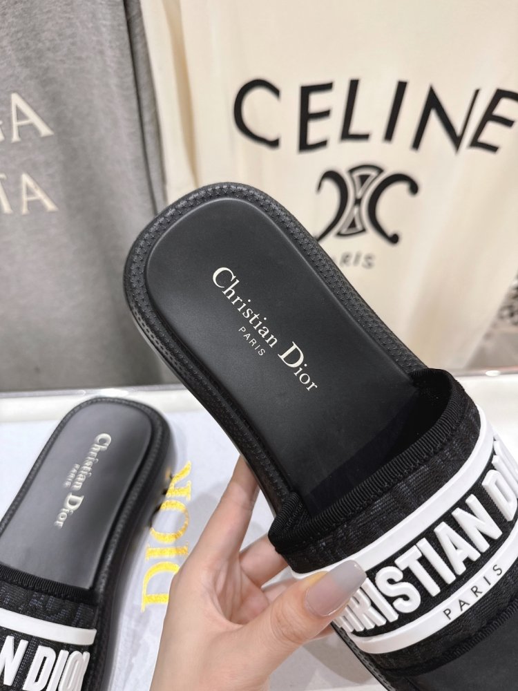 Шлепанцы женские фото 6