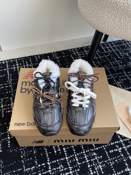 Sneakers on fur women's Miu Miu x New Balance 530 фото 2