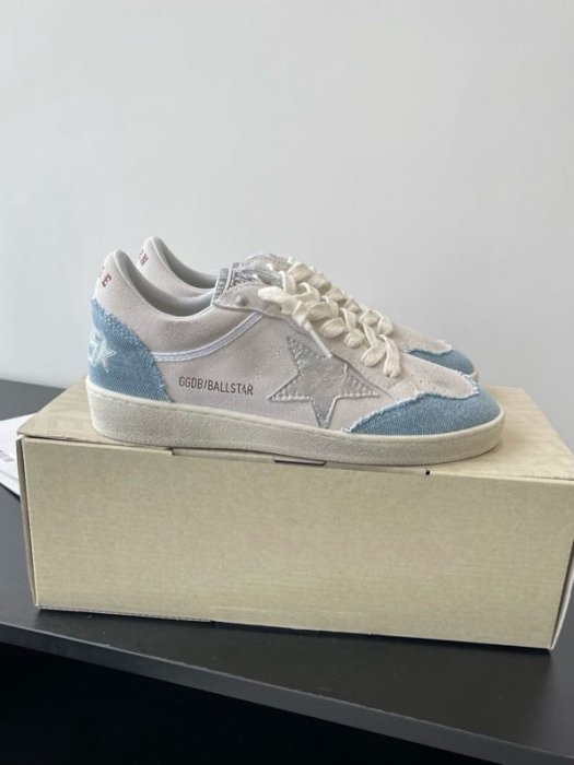 Кроссовки женские