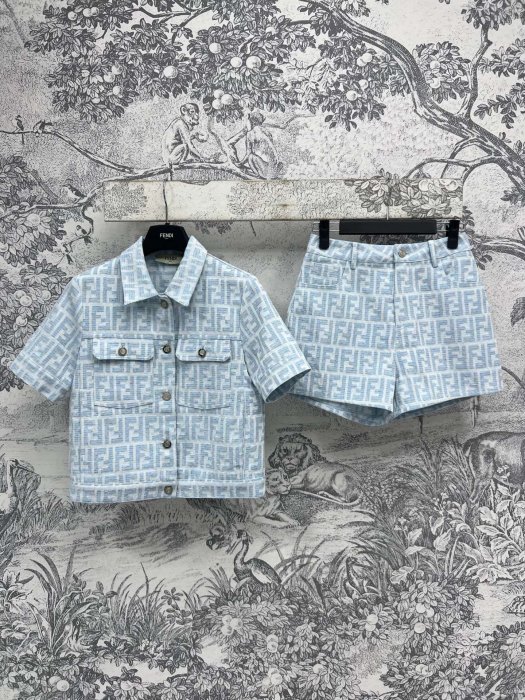 Костюм женский