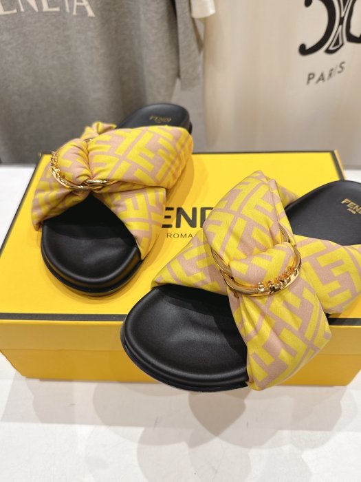 Шлепанцы женские фото 7