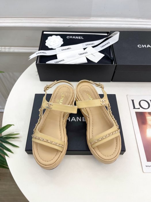 Сандалі жіночі