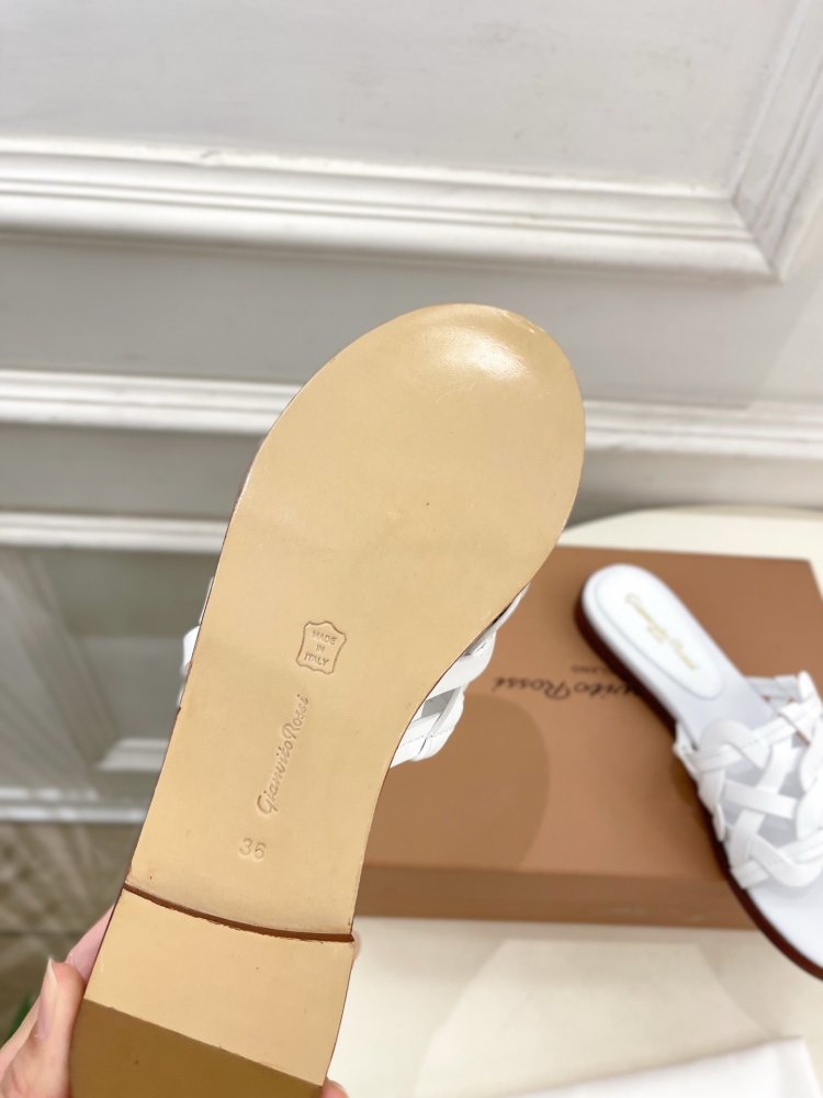 Шльопанці жіночі фото 9