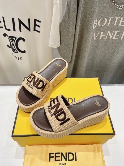 Шлепанцы фото 4