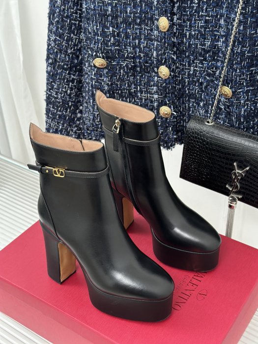 Ankle boots on high heel and platform фото 4