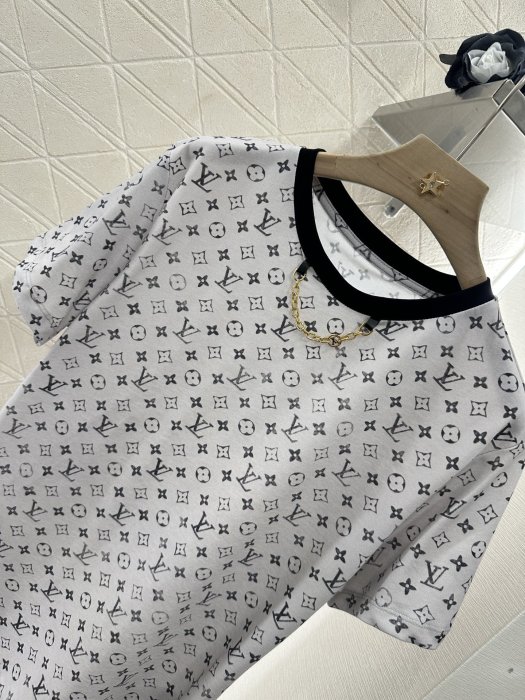 T-shirt women's фото 3