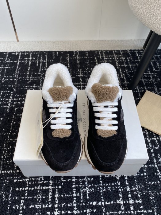 Sneakers women's on fur